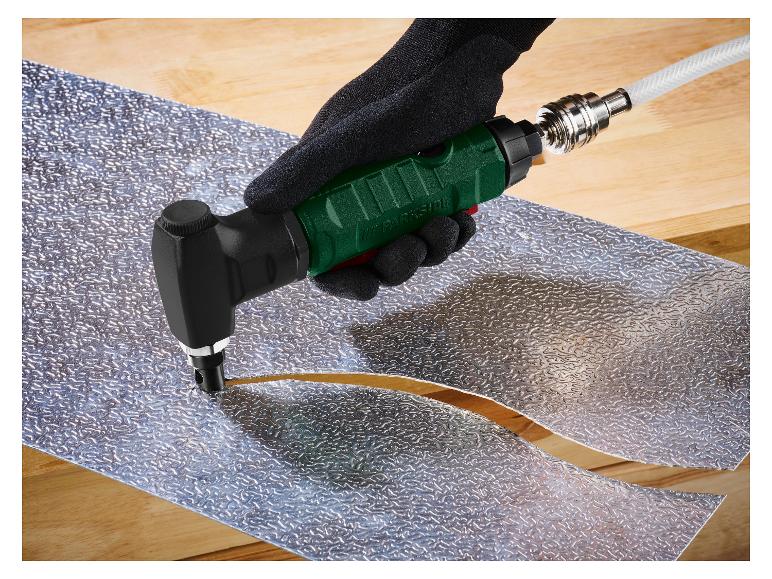 Cisaille pneumatique Parkside coupant une feuille de métal texturée.