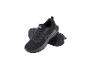 Chaussures de sport noires avec un logo blanc sur la languette, vues de face et de côté.