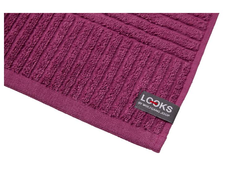 Serviette violette avec motif rayé en relief et étiquette