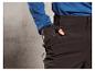 Pantalon noir avec un sweat-shirt bleu par-dessus