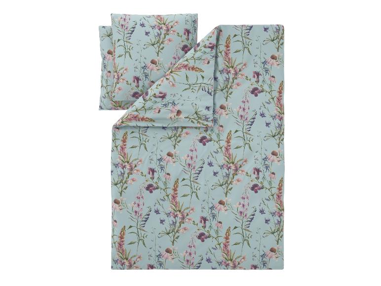 Parure de lit avec fond bleu clair et motif de diverses fleurs sauvages.