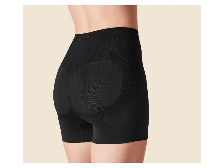 Dos d'une femme en short noir taille haute avec rembourrage fessier
