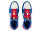 Des baskets blanches avec des détails bleus et des lacets rouges, de la marque Lidl.