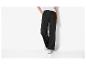 Pantalon large noir et baskets blanches.