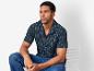 Chemise à rayures et jeans : style décontracté.