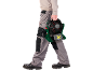 Homme en pantalon de travail gris et sweat-shirt, tenant un ventilateur portable à batterie.