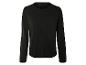 Un pull noir à manches longues.
