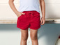 Short rouge pour enfant.