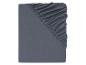 Un drap-housse gris foncé avec élastique.