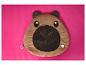 Tapis de jeu capybara marron sur fond rose.