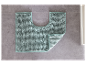 Tapis de bain vert menthe sur un sol gris.