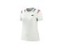 T-shirt de sport blanc à manches courtes avec des détails de rayures bleues, blanches et rouges sur les épaules.
