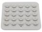 Tapis carré en silicone gris avec 25 ventouses et un trou de suspension.