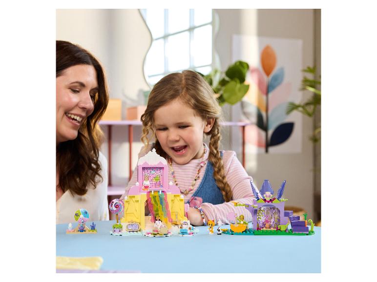 Mère et fille jouant avec des ensembles de construction LEGO DREAMZzz colorés.