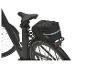 Sac de porte-bagages Crivit noir sur un vélo électrique noir.