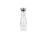 Une carafe en verre avec un couvercle en métal et une tige pour verser l'huile.