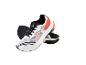 Chaussures de course blanches et oranges avec des lacets noirs, semelles noires.