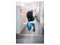 Fille avec un sac à dos scolaire CRELANDO® sautant de joie dans le couloir de l'école.