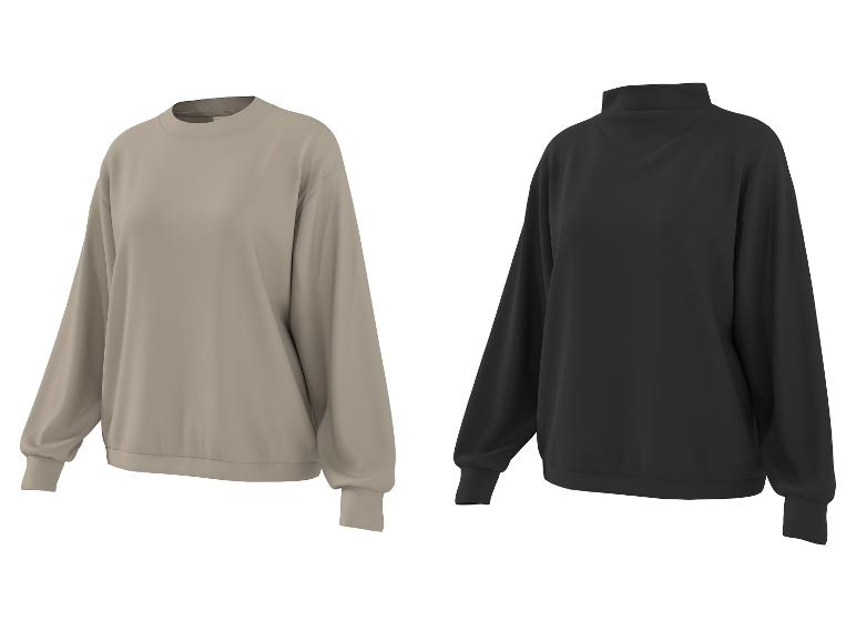 Deux pulls unis, un beige à col rond et un noir à col montant.