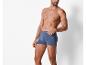 Un homme portant un boxer bleu.