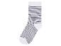 Des chaussettes blanches à rayures noires.
