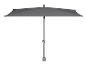 Un parasol gris avec un mât en métal.