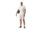 Homme en t-shirt et short tenant un ballon de fitness.