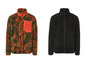 Deux vestes en polaire, l'une à motif camouflage et l'autre noire.