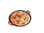 Pizza au salami, poivrons et oignons rouges dans un plat de cuisson rond.