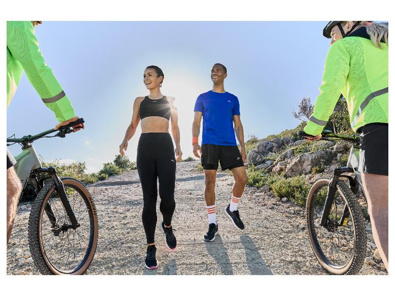 Vêtements de sport et vélos sur un sentier de montagne.