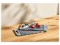Deux planches à découper grises avec un couteau et des tomates cerises sur une surface en bois.