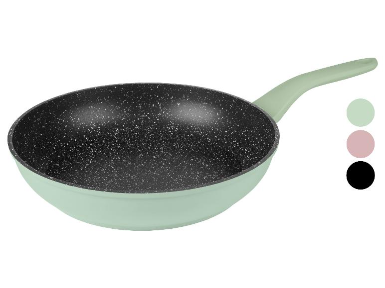 Poêle à frire verte avec revêtement antiadhésif moucheté, avec des échantillons de couleur.