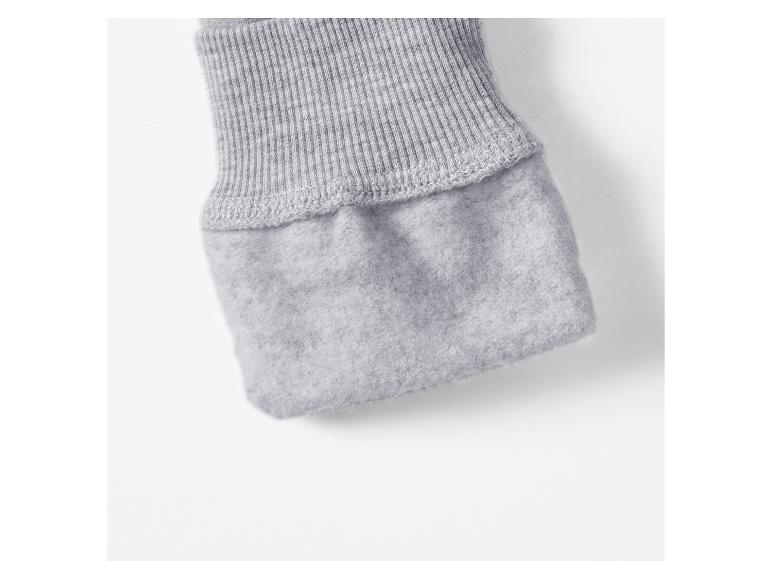 Gros plan sur l'intérieur gris d'un sweat à capuche.