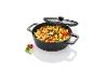 Gnocchis avec des légumes dans une casserole noire avec un couvercle.
