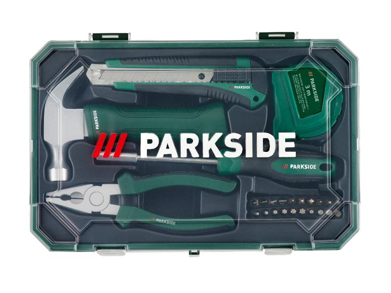 Kit d'outils en boîte, comprenant un marteau, un cutter, un mètre, un tournevis et des embouts.
