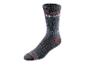 Une paire de chaussettes grises avec des détails rouges de la marque Parkside.