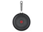 Une poêle Tefal noire avec une poignée argentée.