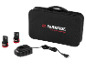 Sac de transport noir avec chargeur et deux batteries pour outils électriques.