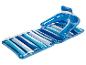 Matelas et chaise longue gonflables bleus rayés pour la piscine.