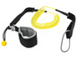 Une laisse enroulée jaune avec un bracelet pour les sports nautiques.