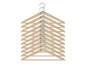 Une pile de dix cintres en bois Livarno Home.