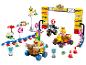 Circuit de course LEGO Super Mario Kart avec figurines, véhicules et portail de départ.