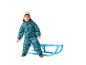 Enfant en combinaison de neige à motifs et bonnet, debout à côté d'une luge bleue.