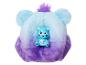 Peluche bleue et violette avec une figurine Care Bear