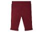 Un pantalon bordeaux avec des jambes retroussées.