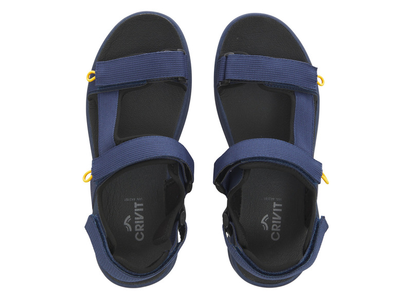 Des sandales bleues avec des accents jaunes de la marque Crivit.
