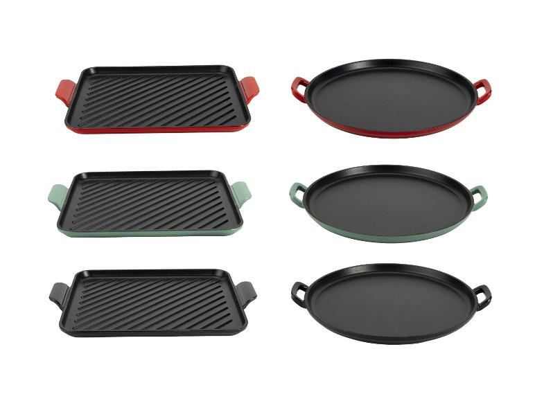 Trois poêles à griller rectangulaires et trois poêles rondes, en rouge, vert et noir.