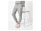 Pantalon de jogging gris U.S. Grand Polo et sweat assorti, avec des baskets beiges, à côté d'un tabouret de bar.