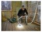 Homme installant le tube lumineux LIVARNO® Leuchtschlauch »The Renovator« dans une pièce en rénovation.