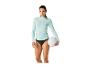 Sportive en maillot de bain et rashguard tenant un ballon de volley.